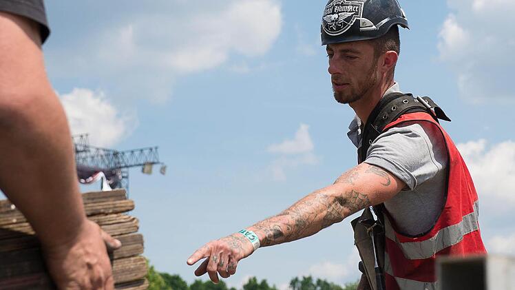 Allein 72 Mann k&uuml;mmern sich um den Aufbau der gro&szlig;en B&uuml;hne.