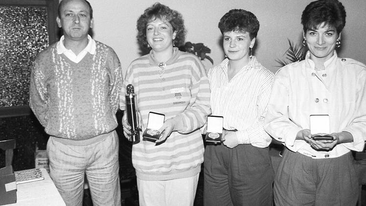 Die Kegeldamen des SKK Hammelburg ermitteln ihre Clubmeisterin. Nach viermal hundert Wurf kombiniert ist die Entscheidung gefallen. Im Bild (von links) Sportwart Bernhard Gl&uuml;ck, Siegerin Ursula Danz, Hildegard Baumgard (2. Platz) und Frieda Seufert (3.).