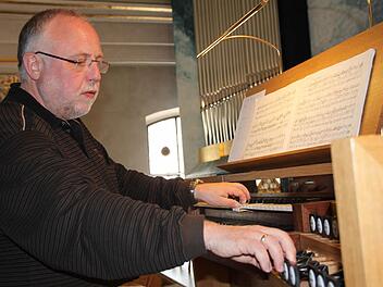 Er zieht alle Register: Dekanats-Kantor Markus Wollmann an der Orgel der Stadtpfarrkirche. Foto: Ulrike Müller