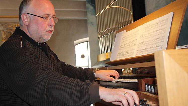 Er zieht alle Register: Dekanats-Kantor Markus Wollmann an der Orgel der Stadtpfarrkirche. Foto: Ulrike Müller