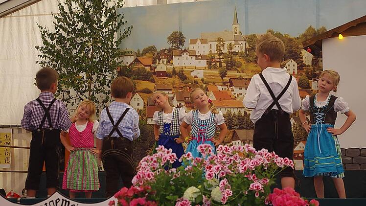 Die jüngsten Trachtentänzer drehten am Kindernachmittag noch einmal gewaltig auf.  Foto: Heike Schülein