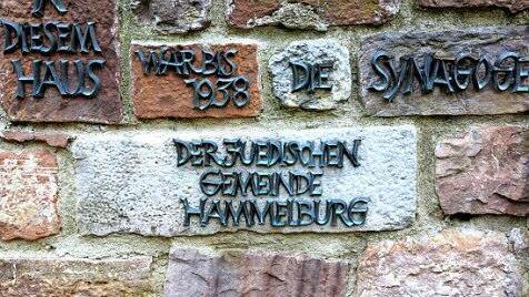 Ein Schriftzug weist auf die Synagoge hin.