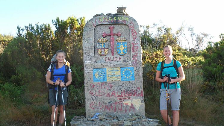 Galicien auf dem Jakobsweg zu durchqueren, das war das Ziel der Eberner Gymnasiasten. Im Bild Nina Diringer (links) und Johanna Lang (rechts).