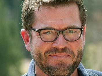 Vollbart, modische Brille und kein Gel mehr: Karl-Theodor zu Guttenberg heute  Foto: Stephan Jansen, dpa