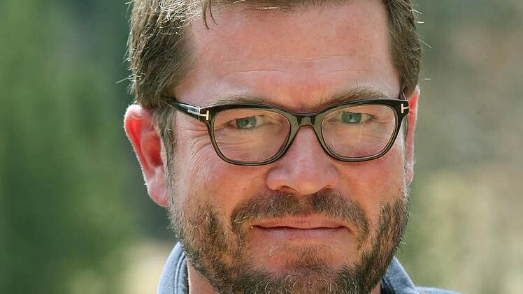 Vollbart, modische Brille und kein Gel mehr: Karl-Theodor zu Guttenberg heute  Foto: Stephan Jansen, dpa