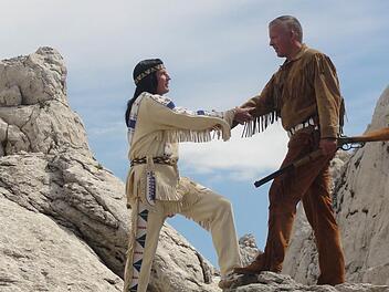 Nachgestellter Blutsbruderhandschlag am Originalschauplatz: Thomas Vogt (rechts) und Karl Schlömer als Old Shatterhand und Winnetou auf dem Tulove Greve in Kroatien. Foto: privat