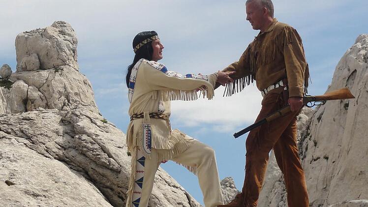 Nachgestellter Blutsbruderhandschlag am Originalschauplatz: Thomas Vogt (rechts) und Karl Schlömer als Old Shatterhand und Winnetou auf dem Tulove Greve in Kroatien. Foto: privat