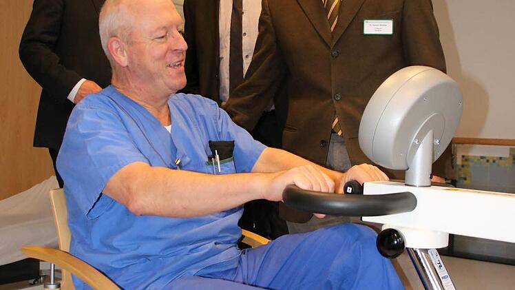 Pfleger Otto Böhm führt eines der Physiotherapie-Geräte vor. Foto: Ralf Ruppert