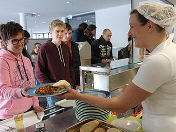 Köchin Helga Pohl serviert Natascha Weiß aus Gelbsreuth bunten Gemüseeintopf mit Baguette, der als Ratatouille auf der Speisekarte steht. Es ist französische Woche an der Gesamtschule in Hollfeld, in der die Kulmbacher Awo die Speisen frisch zubereitet. Fotos: Alexander Hartmann
