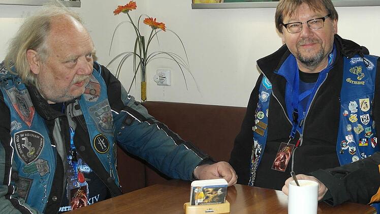 "Blue Knights"-Präsident Jürgen Pohl (links) und sein Stellvertreter Alfons Ulrich verkauften wieder die Sternfahrt-Patches.