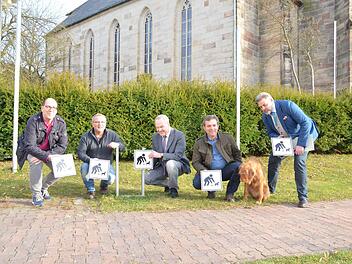 Appellieren an die Vernunft und Einsicht von Hundehaltern, die Häufchen ihrer Vierbeiner zu beseitigen (von links): Detlev Heerlein, Gerhard Reh, Frank Rebhan, Matthias Knauer mit seiner Hündin Greta und René Leibold.  Foto: Rainer Lutz