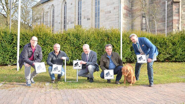 Appellieren an die Vernunft und Einsicht von Hundehaltern, die Häufchen ihrer Vierbeiner zu beseitigen (von links): Detlev Heerlein, Gerhard Reh, Frank Rebhan, Matthias Knauer mit seiner Hündin Greta und René Leibold.  Foto: Rainer Lutz