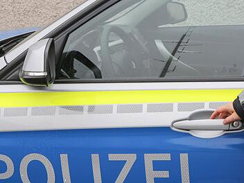 Nach einem Verkehrsunfall in Bad Kissingen mit hohen Sachsch&auml;den fl&uuml;chtete der Verursacher sofort vom Unfallort. Symbolfoto: RiegerPress