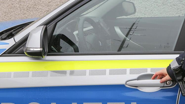 Nach einem Verkehrsunfall in Bad Kissingen mit hohen Sachsch&auml;den fl&uuml;chtete der Verursacher sofort vom Unfallort. Symbolfoto: RiegerPress