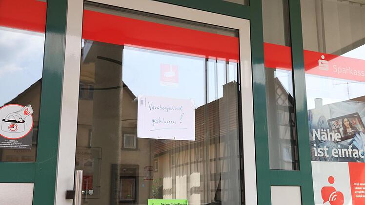 Nach bewaffneten &Uuml;berf&auml;llen auf eine Bankfiliale und eine B&auml;ckerei in den Landkreisen Rh&ouml;n-Grabfeld und Bad Kissingen wurde ein Verd&auml;chtiger festgenommen. Foto: NEWS5/Merzbach