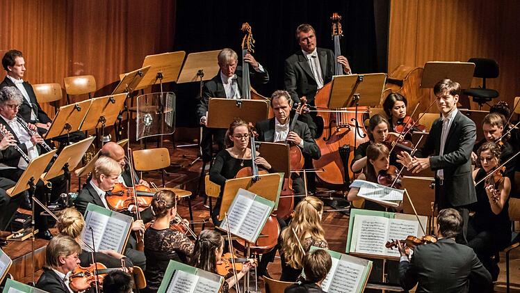 Unter Leitung seines neuen Ersten Kapellmeisters Johannes Braun beeindruckte das Philharmonische Orchester des Landestheater beim Konzert im Kongresshaus.Foto: Jochen Berger