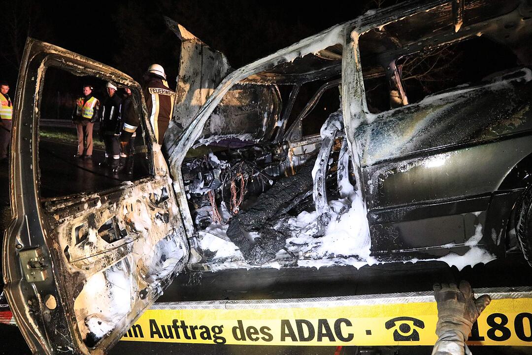 Kreis Kulmbach: Fahrzeug brennt bei Mainleus nach Frontalzusammenstoß komplett aus
