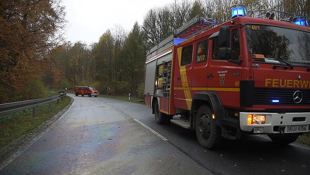 Helmstadt: Auto schleudert in Lastwagen - Fahrerin stirbt