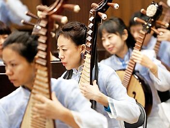 Musikerinnen des China National Traditional Orchestras spielen auf traditionellen Instrumenten. Foto: PR