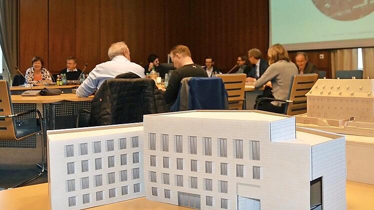 Der Neubau des Rathauses ist derzeit Thema in den städtischen Gremien.  Fotos: Bernhard Panzer