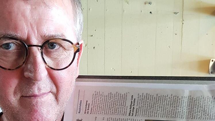Bademeister Alfred Junker hat stolz die Erfolge seiner Schwimmerjugend III/2 gesammelt.