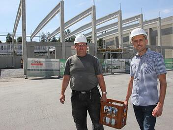 Jetzt im Sommer gibt es Wasser für die Mitarbeiter. Polier Silvio Geuss und Technischer Leiter Jörg Eberlein sorgen für Nachschub. Veronika Schadeck