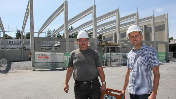Jetzt im Sommer gibt es Wasser für die Mitarbeiter. Polier Silvio Geuss und Technischer Leiter Jörg Eberlein sorgen für Nachschub. Veronika Schadeck