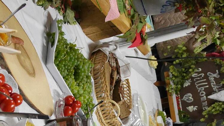 Im Festzelt wartet auf alle Gäste ein reichhaltiges Buffet. Foto: Nelly Ritz