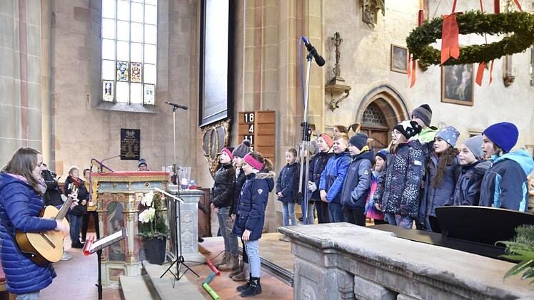Mit viel Freude sangen die Kinder der Regiomontanus-Grundschule in der Marienkirche ihre Weihnachtslieder, wofür sie von den Zuhörern viel Beifall erhielten.