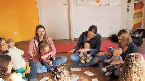 Gut besucht war dieser bedürfnisorientierte Elterntreff aus der Anfangszeit des Familienkompasses (vor Corona).  Foto: Daniel Wassmer