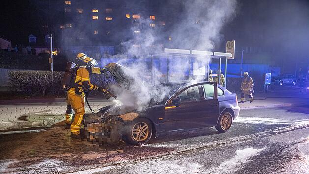 Fahrzeug brennt an Bushaltestelle aus