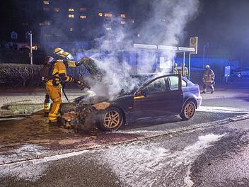 Fahrzeug brennt an Bushaltestelle aus