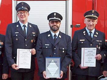 Die Geehrten, (v. li.) Jugendwart Michael Baier, Kreisjugendfeuerwehrwart Tino Schamberger und Kreisbrandinspektor Hermann Schuberth (es fehlt Thomas M&uuml;ller) freuen sich &uuml;ber ihre Auszeichnung.