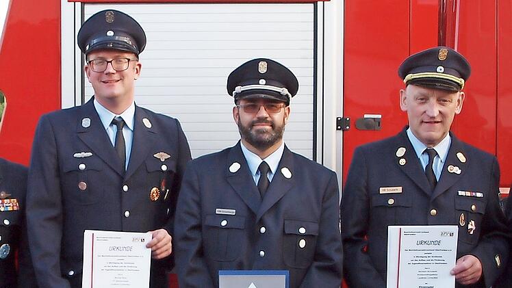 Die Geehrten, (v. li.) Jugendwart Michael Baier, Kreisjugendfeuerwehrwart Tino Schamberger und Kreisbrandinspektor Hermann Schuberth (es fehlt Thomas M&uuml;ller) freuen sich &uuml;ber ihre Auszeichnung.
