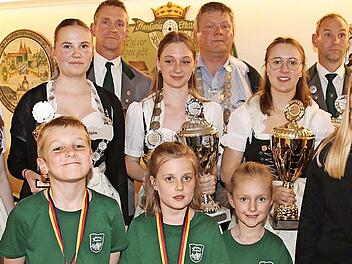 Der Schützenverein Frankonia Effeltrich kürte seine neuen Könige (hinten v. l.): Gerd Kraus, Gerhard Fischer, Matthias Maywald, (mittlere Reihe): Patricia Fischer, Lucy Kraus, Antonia Kraft, Katharina Stark, Christine Bertholdt, (unten) Noah Nagel...