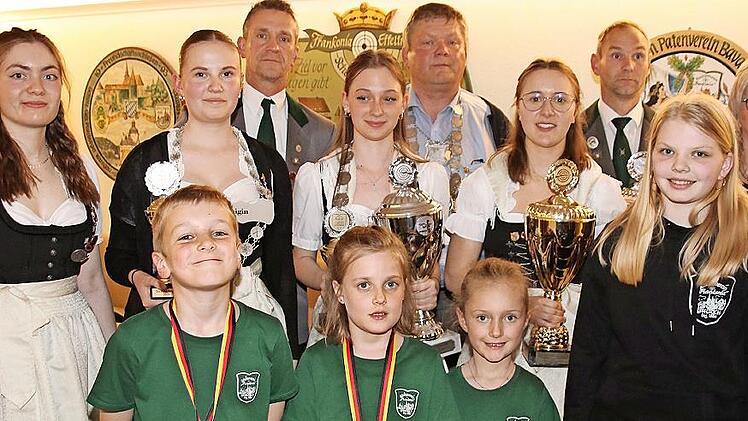 Der Schützenverein Frankonia Effeltrich kürte seine neuen Könige (hinten v. l.): Gerd Kraus, Gerhard Fischer, Matthias Maywald, (mittlere Reihe): Patricia Fischer, Lucy Kraus, Antonia Kraft, Katharina Stark, Christine Bertholdt, (unten) Noah Nagel...