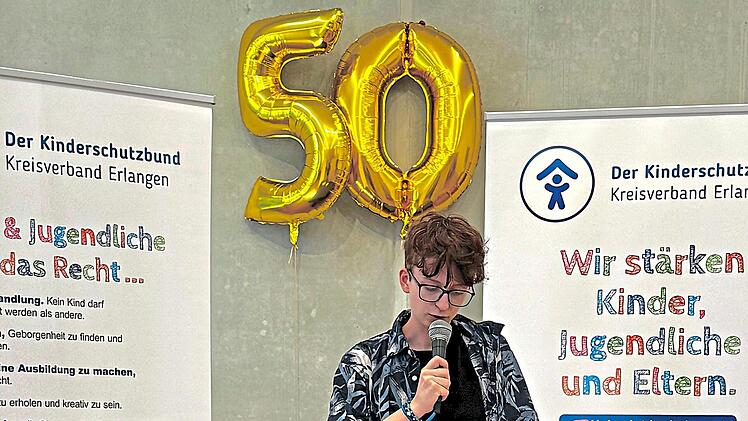 Paulina Basmer beim Poetry Slam zum Thema Kinderrechte.Christiane Brenner