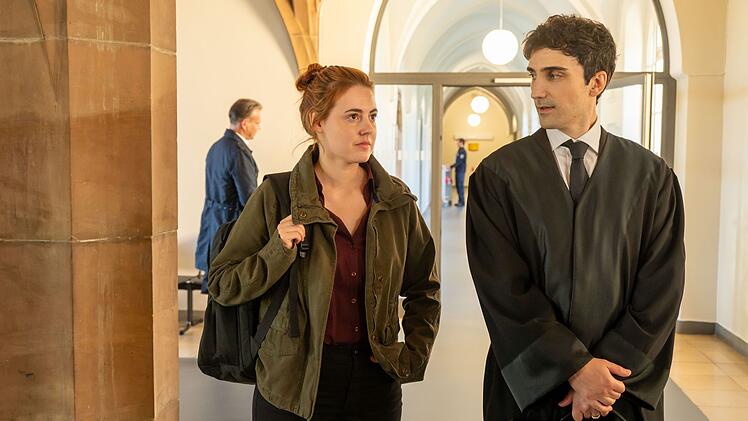 Alina Weber (Meriel Hinsching) verschweigt ihrem Rechtsanwalt Cem Oktay (Emre Aksizoglu) ein wichtiges Detail zu ihrer Anklage.
