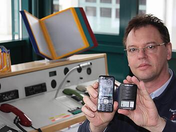Stadtbrandinspektor Harald Albert zeigt Möglichkeiten zur Alarmierung (Funkwecker und Handy).  Archivfoto: Edgar Bartl
