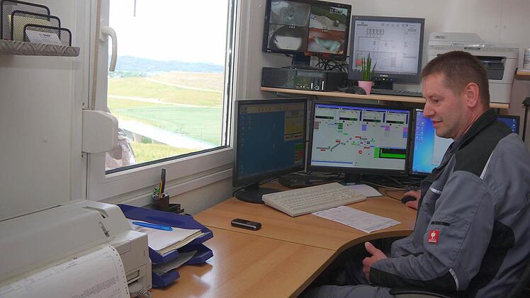 Er hat alles im Blick, vom Fenster aus sogar die Coburger Veste: Mario Pankow hat ausnahmsweise mal eine "Heim-Baustelle". Er fährt jeden Tag von Schleusingen ins Mischwerk nach Oberwohlsbach. Foto: Berthold Köhler