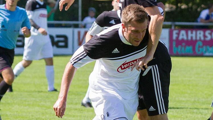 Bei diesem Zweikampf bleibt der Redwitzer Daniel Fischer (vorne) gegen Petere Knappe nur zweiter Sieger - erzielt aber später den Siegtreffer.