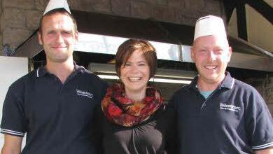 Bestens gelaunt war auch das "Grill-Team" mit (von links) Oliver Virnekäs, Alexandra Strätz und Uwe Weichselfelder. Foto: Ralf Naumann
