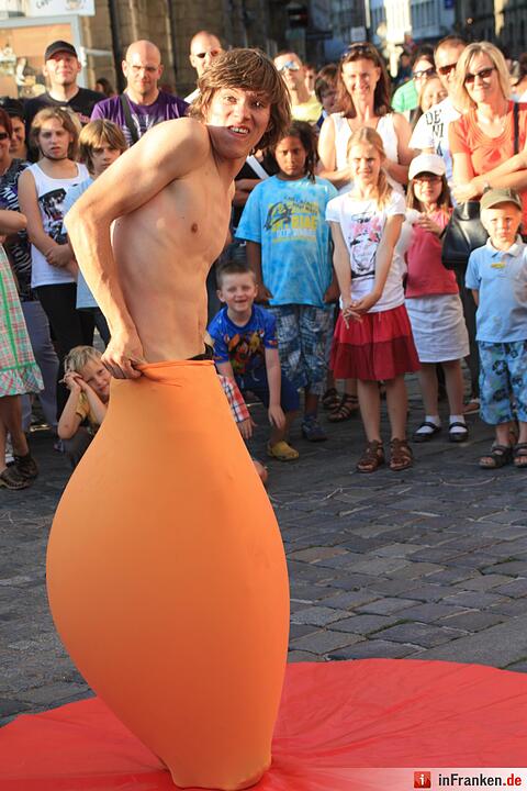 Freddy, vom Duo SchenkSpass, spielt ein Solo-Variete auf der Straße: Mit Jonglage, Fakir, Feuerspiel, Zauberei und Ballonkunst.