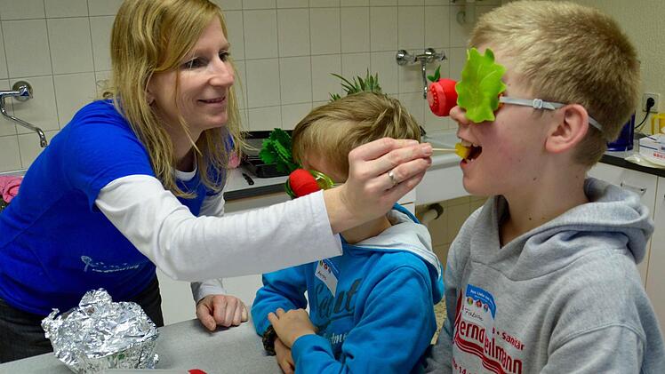Mit allen Sinnen genießen. Hier bekommt Fabian von der Ernährungswissenschaftlerin Ivonne Hess ein Stück Mango in den Mund gesteckt. Foto: Kathrin Kupka-Hahn