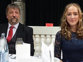 Stolzer Papa, erwachsene Tochter - naja, irgendwie halt. Foto: Schwiegermama