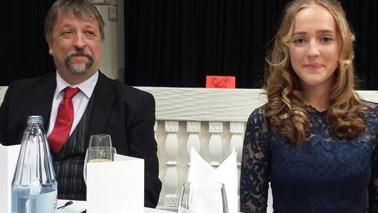 Stolzer Papa, erwachsene Tochter - naja, irgendwie halt. Foto: Schwiegermama