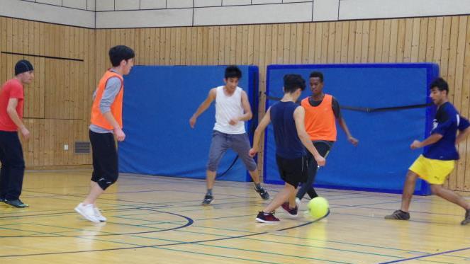 Beim mittern&auml;chtlichen Fu&szlig;ballspielen wurde um jeden Ball gek&auml;mpft.Heike Sch&uuml;lein