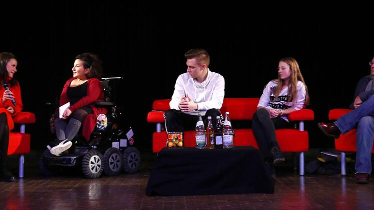 Katrin Rosental (von links), Moderatorin Kübra Sekin, Marcus Menzel, Verena Hohaus und Förderschullehrer Eckhard Roeß beim Podiumsgespräch im Friedrich-Rückert-Gymnasium EbernMartin  Würstlein