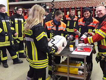 Zeckendorfer Feuerwehrfrauen bei einer Unterweisung bei der Stützpunktwehr in Scheßlitz Foto: privat