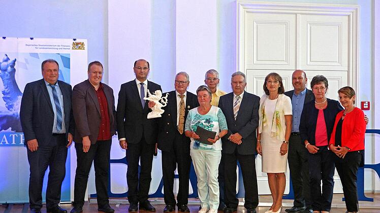 In Ansbach erhielten die Herzogenauracher Heimatvereinsaktiven und ihre Begleitung  den  Heimatpreis Bayern von Staatsminister Albert F&uuml;racker (Dritter v. l.) verliehen.Heimatministerium